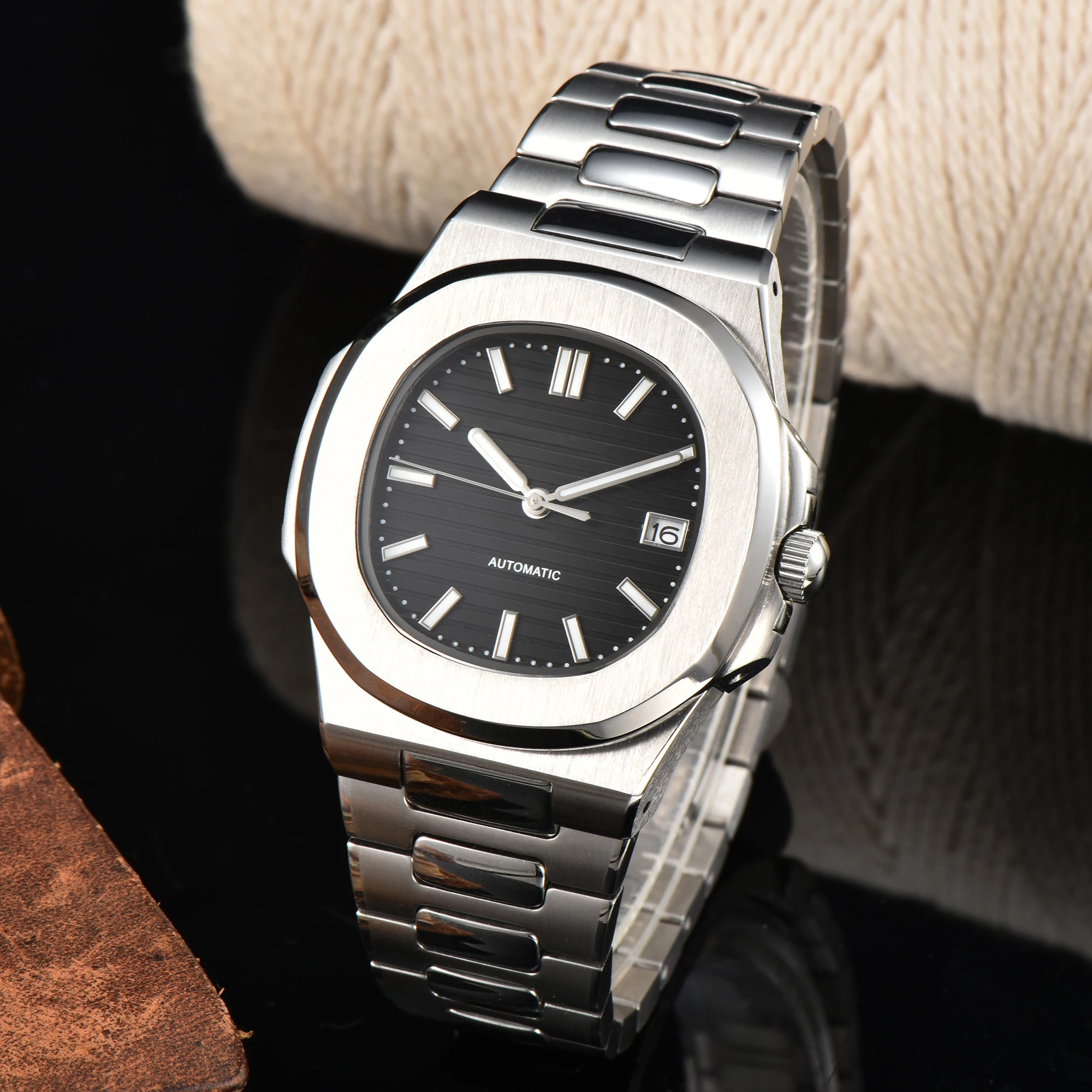 ساعة ميكانيكية أوتوماتيكية بالكامل مقاس 43 ملم مع حركة 8215 - ساعة يد أنيقة وعصرية ومقاومة للماء ومضيئة.