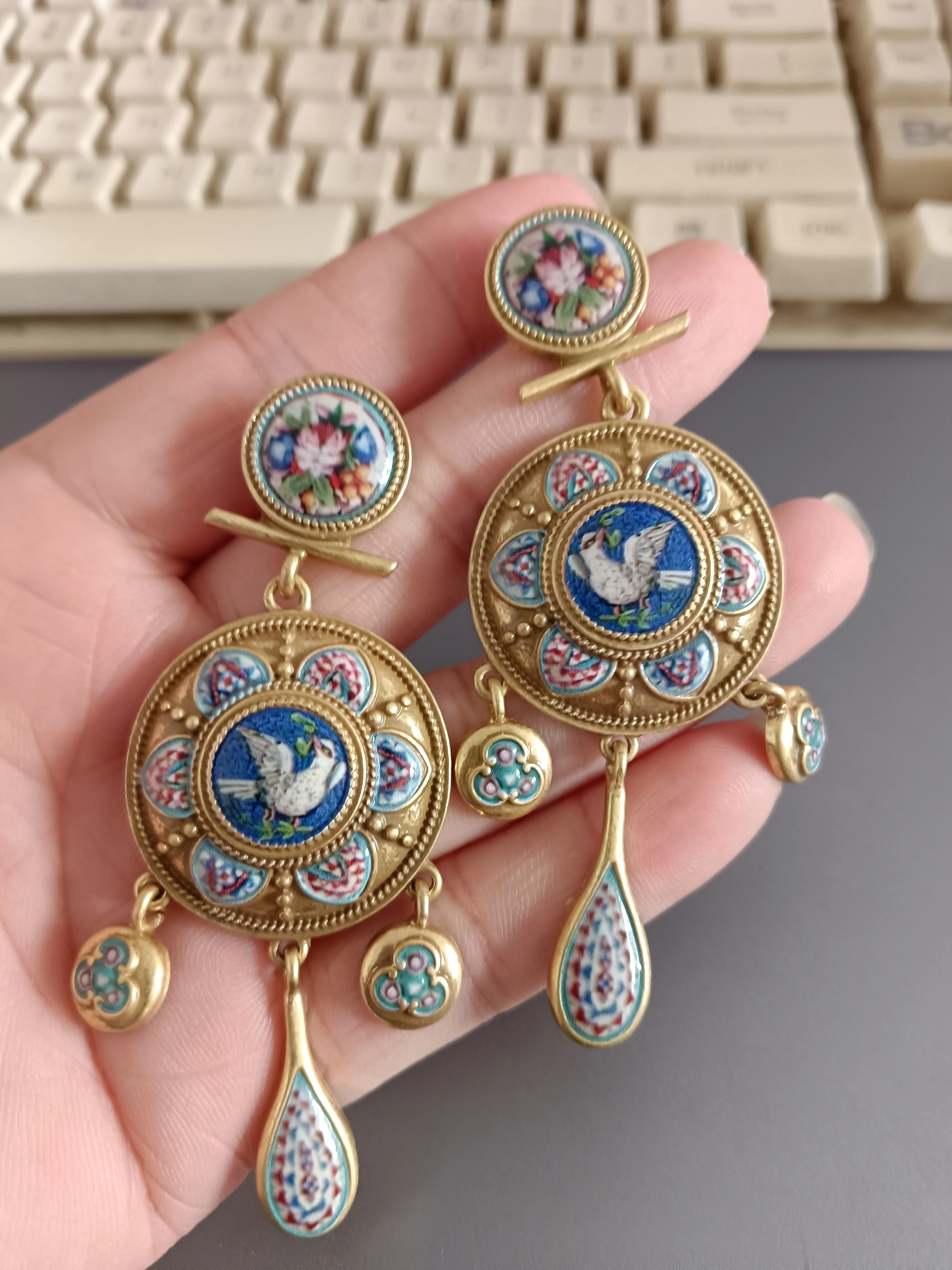 Retro Court-Style Rattle Earrings Medieval Ethnic Vintage Travel Peace Dove Design Fashion Jewelry Accessory