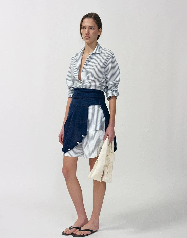 ゆったりとしたロングスリーブストライプ柄のゆったりとしたスリーブの春夏用レディースコットンカジュアルシャツ、襟ボタン留め、レギュラーフィット