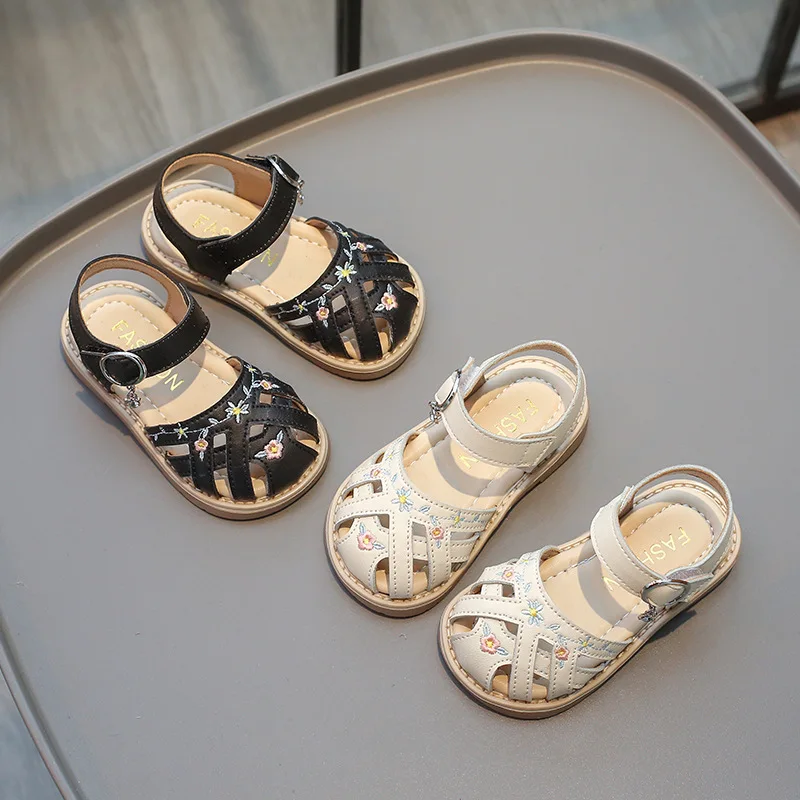 Sandali da ragazza in bianco e nero estate nuove scarpe da principessa Baotou suola morbida scarpe da bambino scarpe da spiaggia per bambini scarpe