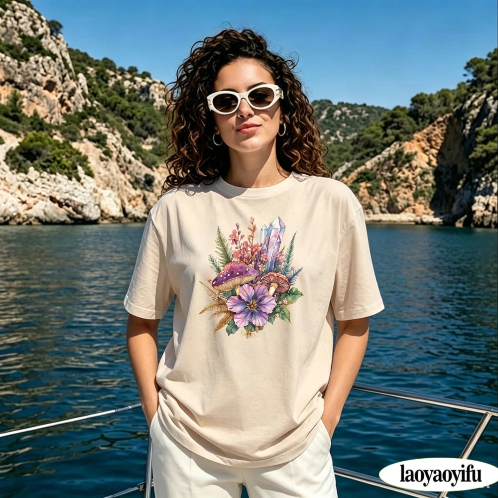 Heilender Kristall Lila Blumen-Pilz Grafik T-Shirt Damen Sommer Natur Kunst Druck Tee Hexenartiges Boho Ästhetisches Oberteil