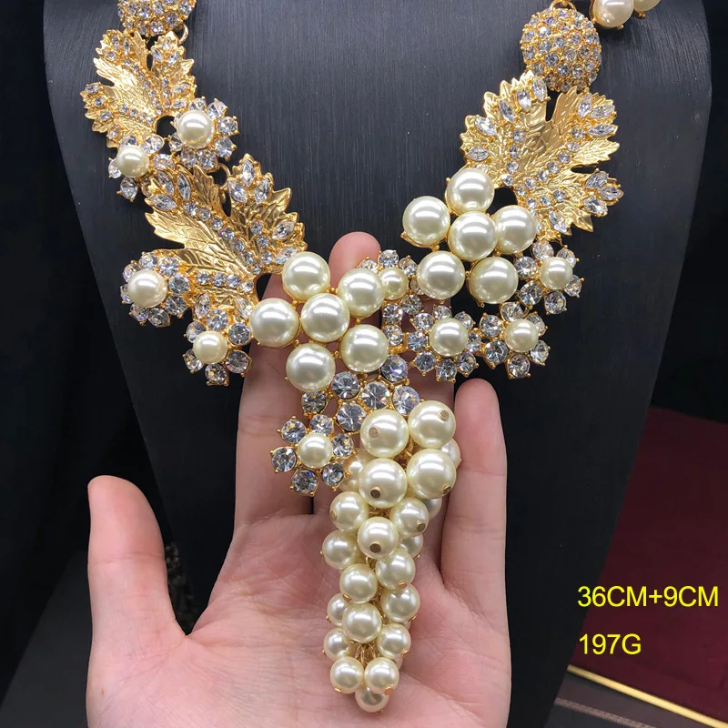 Vintage pearl rhinestone inlaid exaggerated heavy industry necklace collarbone chain grape design brooch pin set