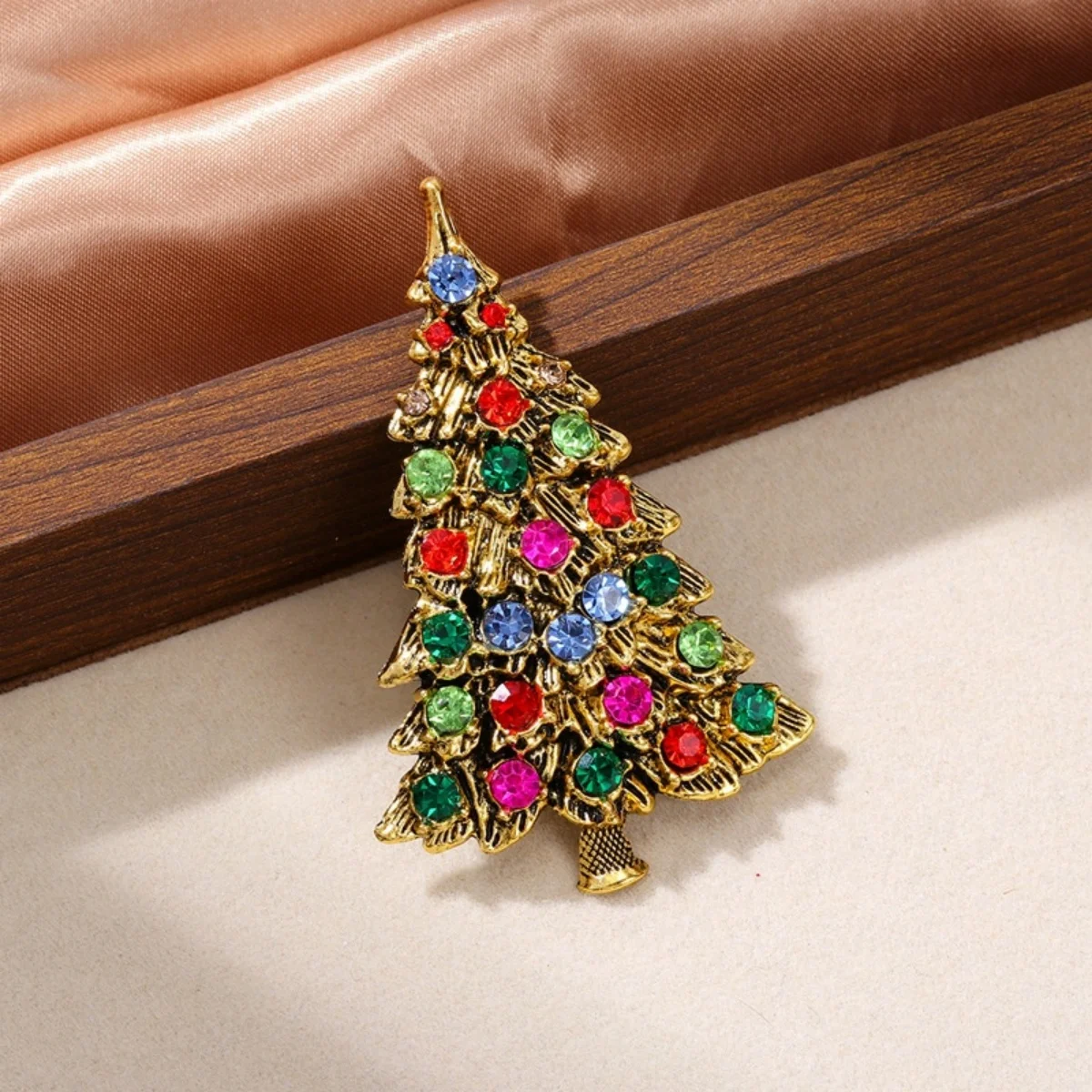 Weihnachts-Brosche mit Strass-Schleife und Zuckerstangen-Motiv für Damen und Herren, Emaille-Weihnachtsbaum, Gehstock, Geschenkbox-Brosche, Weihnachtsgeschenk, Schmuck – Detail 5
