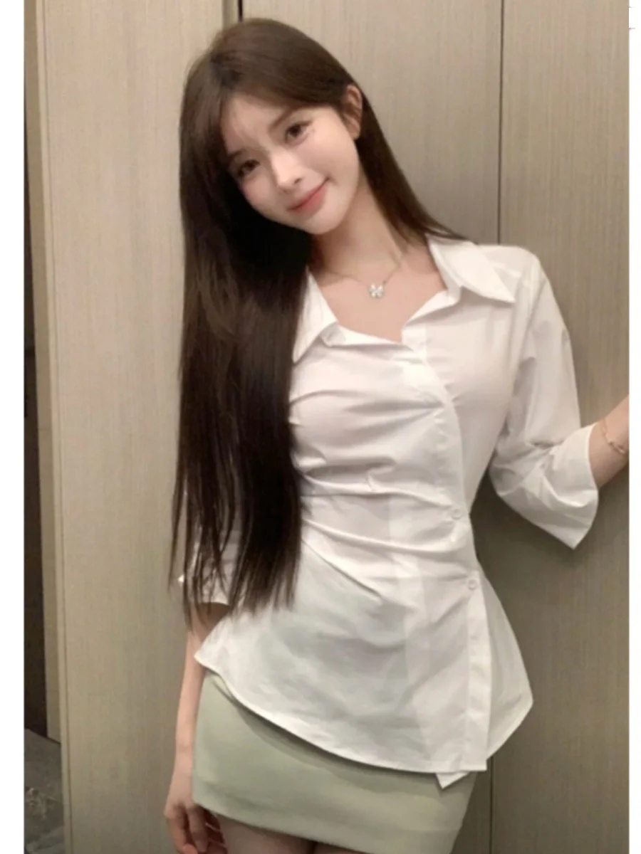 เสื้อทรงเข้ารูปสีขาว ดีไซน์เกาหลี สไตล์มินิมอล รุ่นใหม่ สำหรับผู้หญิง ให้ลุคเรียบหรู ดูดี มีสไตล์ เหมาะสำหรับใส่ทำงาน ให้ความรู้สึกบริสุทธิ์และเย้ายวน