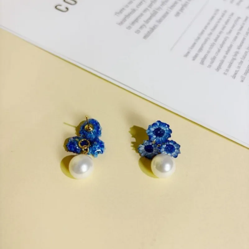 Cute Small Daisy Series Epoxy Resin Earrings Unique Pressed Flower Small Earrings Elegant Natural Daisy Earring Wholesale Custom - view 2