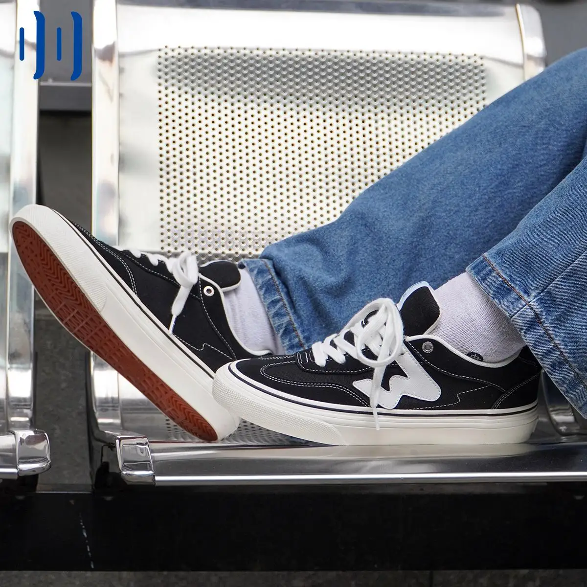 

Ollieskate Classic Black and White Suede Canvas Splicing Fashion Casual Men and Women Skateboarding Shoes Galaxy86002