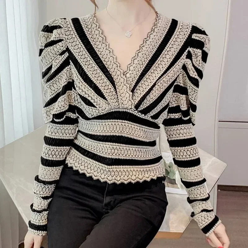 

Повседневные топы, темпераментные женские пуловеры с принтом, кружевные лоскутные футболки на весну и осень с v-образным вырезом, тонкая женская одежда XT867