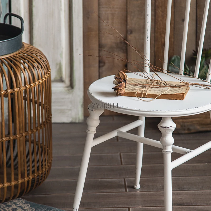 مسند ظهر من الحديد المطاوع بالحنين القديم كرسي واحد لتناول الطعام في الفناء الخارجي وطاولات وكراسي للحديقة في الهواء الطلق