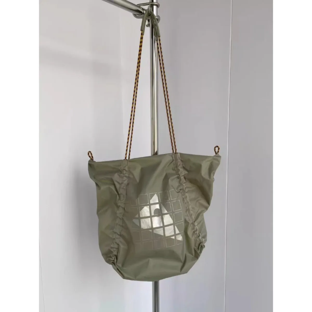 สินค้าใหม่ปี 2025 กระเป๋าสะพายไหล่น้ําหนักเบาและพกพาได้ 23 ลิตรกระเป๋าสีเฉียง ช้อปปิ้งแบบพกพา