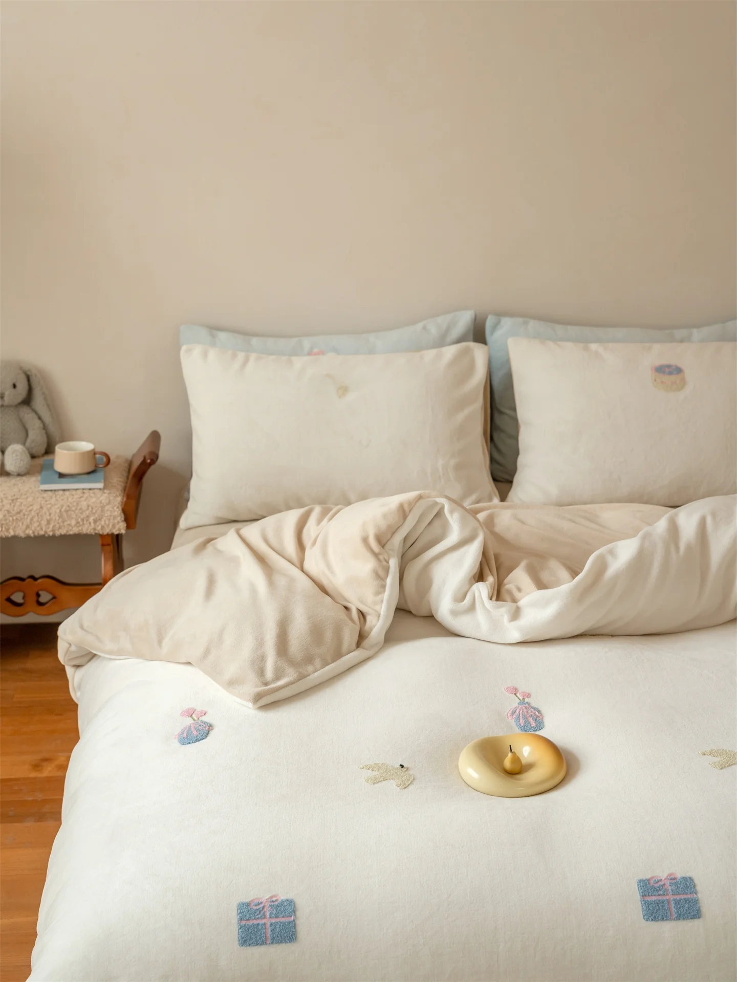 

Warmth Double-sided Milk Velvet Cartoon Towel Embroidery Bedding Set Children's Simple Sle Bedding Towel Tee-piece Set