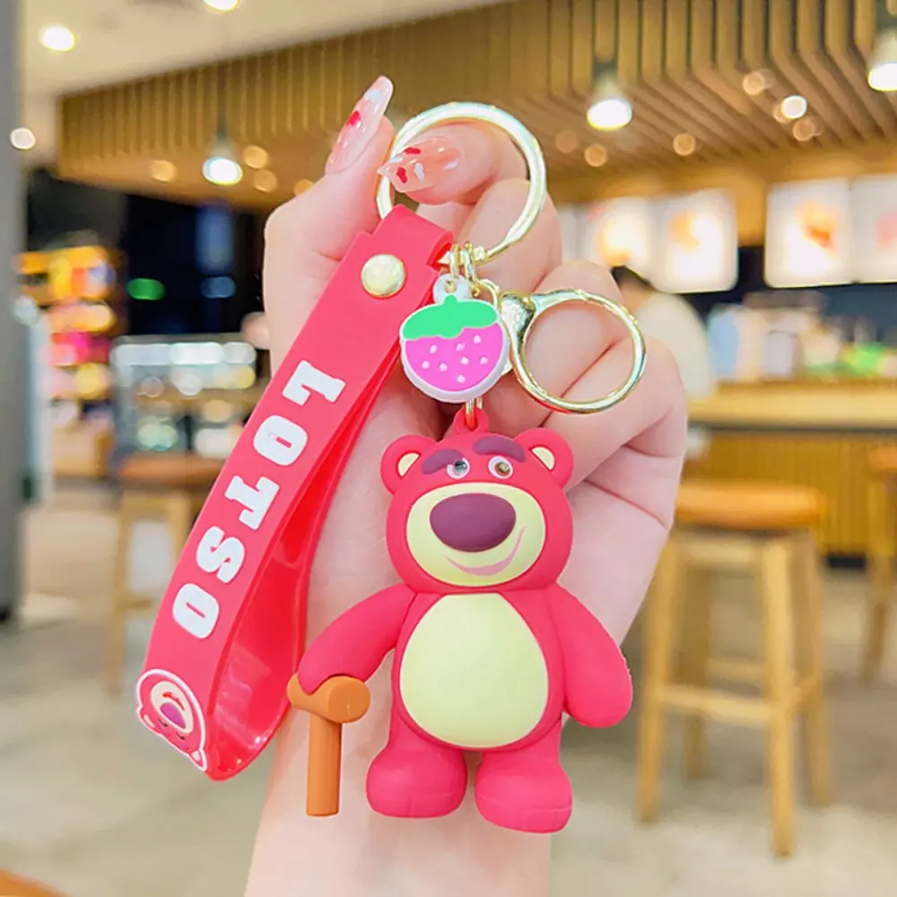 Disney Lotso สตรอเบอร์รี่หมี Key CHAIN ประณีตการ์ตูนตุ๊กตาน่ารักอะนิเมะกระเป๋านักเรียนจี้ตกแต่งของขวัญขนาดเล็ก