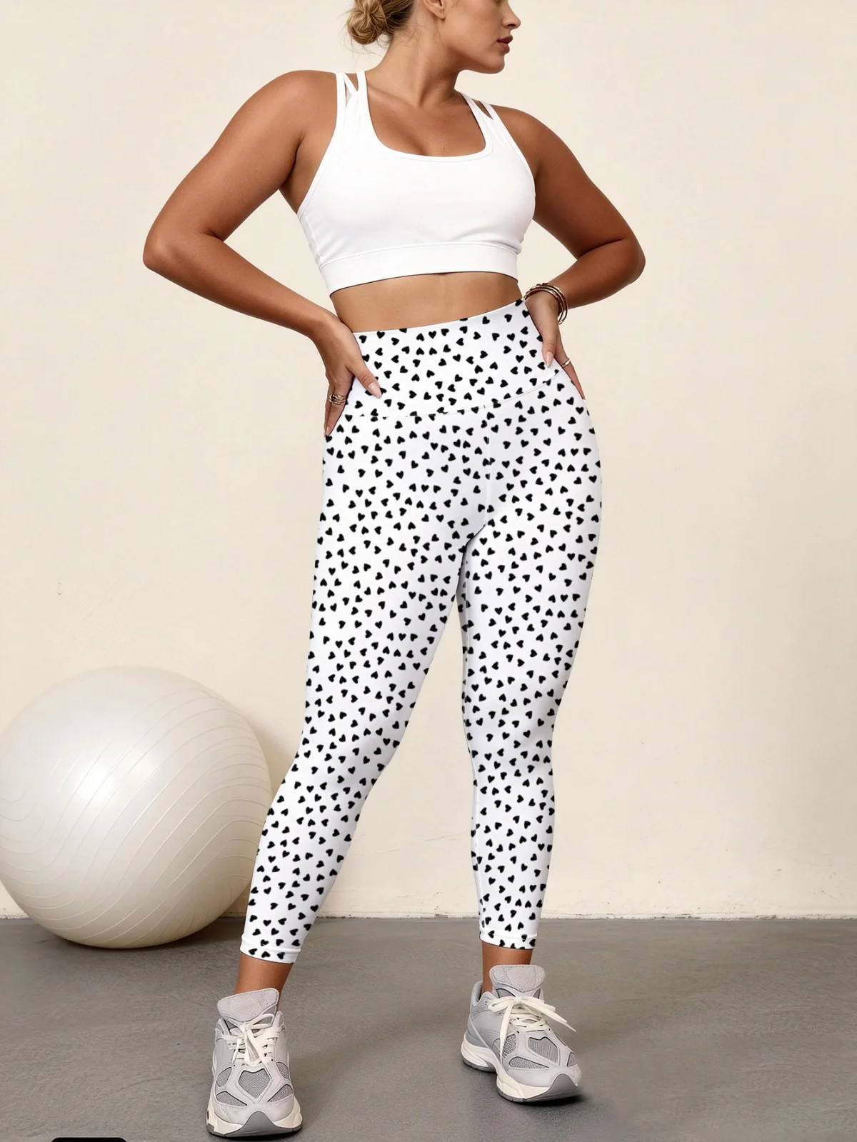 

Женские брюки для йоги с высокой талией и принтом черного сердца на белом фоне, эластичные быстросохнущие спортивные леггинсы, леггинсы для фитнеса и тренажерного зала.