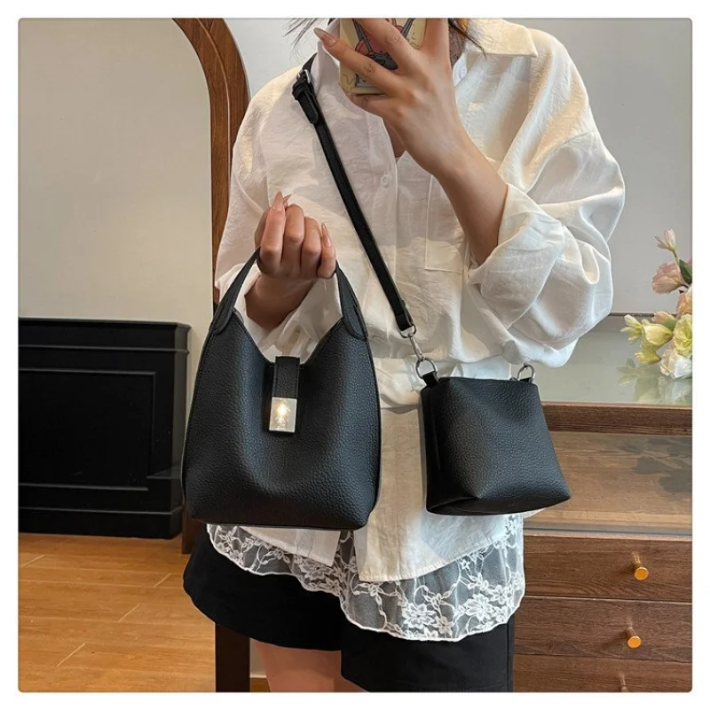 

Luxury Ladies Crossbody-Bag Made Of Fine Leather Boasting High-End Paris Vintage Neat Spacious Daily Style​