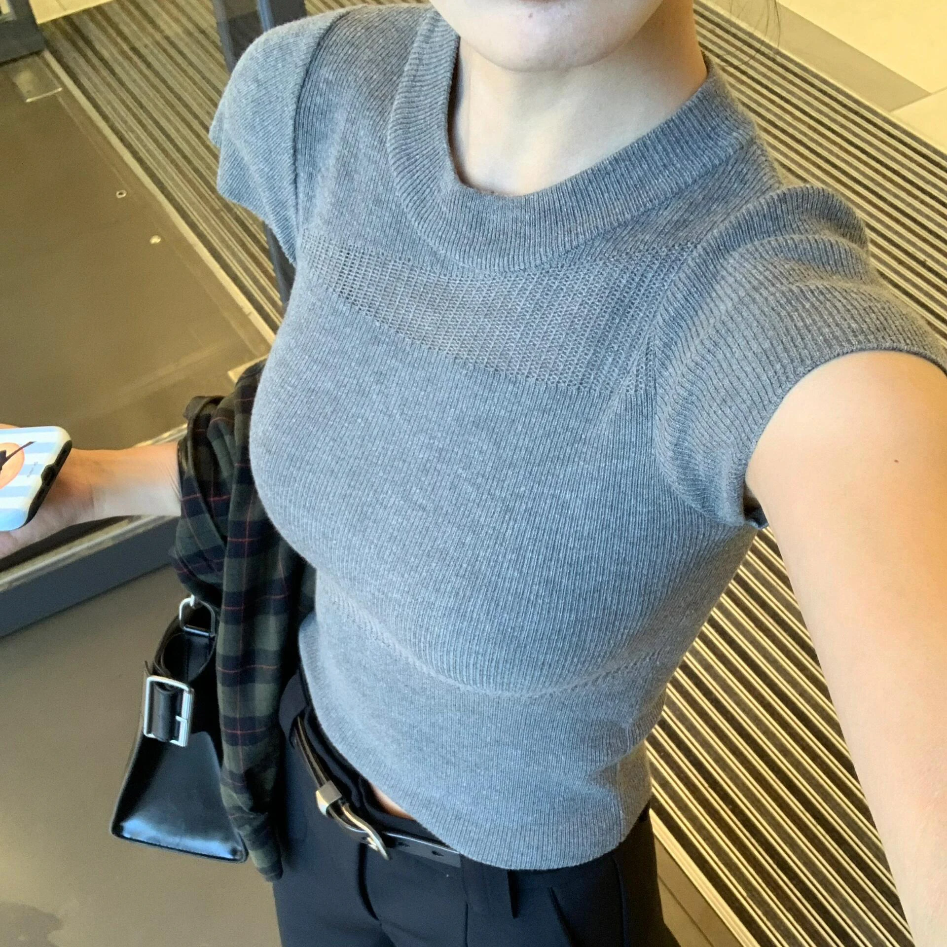 محبوك رمادي الكتف قصيرة الأكمام تي شيرت للنساء الصيف تصميم جديد الإحساس فتاة حار نمط صغير الجوف خارج البنطال القصير #2