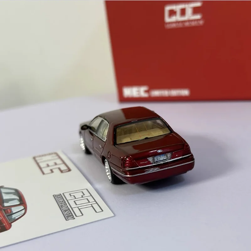 GOC 1:64 Scale CV Crown Alloy Simulation Car Model Classics Adult