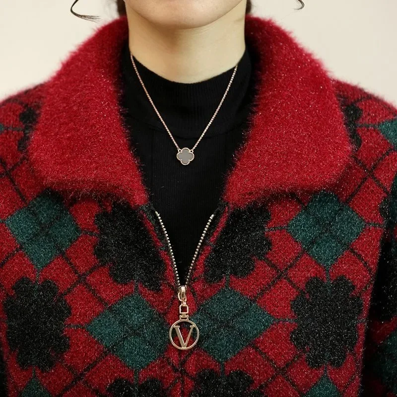 الأم سترة سترة الإناث الخريف الشتاء 2025 جديد سستة تريكو حجم كبير 5XL منتصف العمر المسنين سترة معطف المرأة