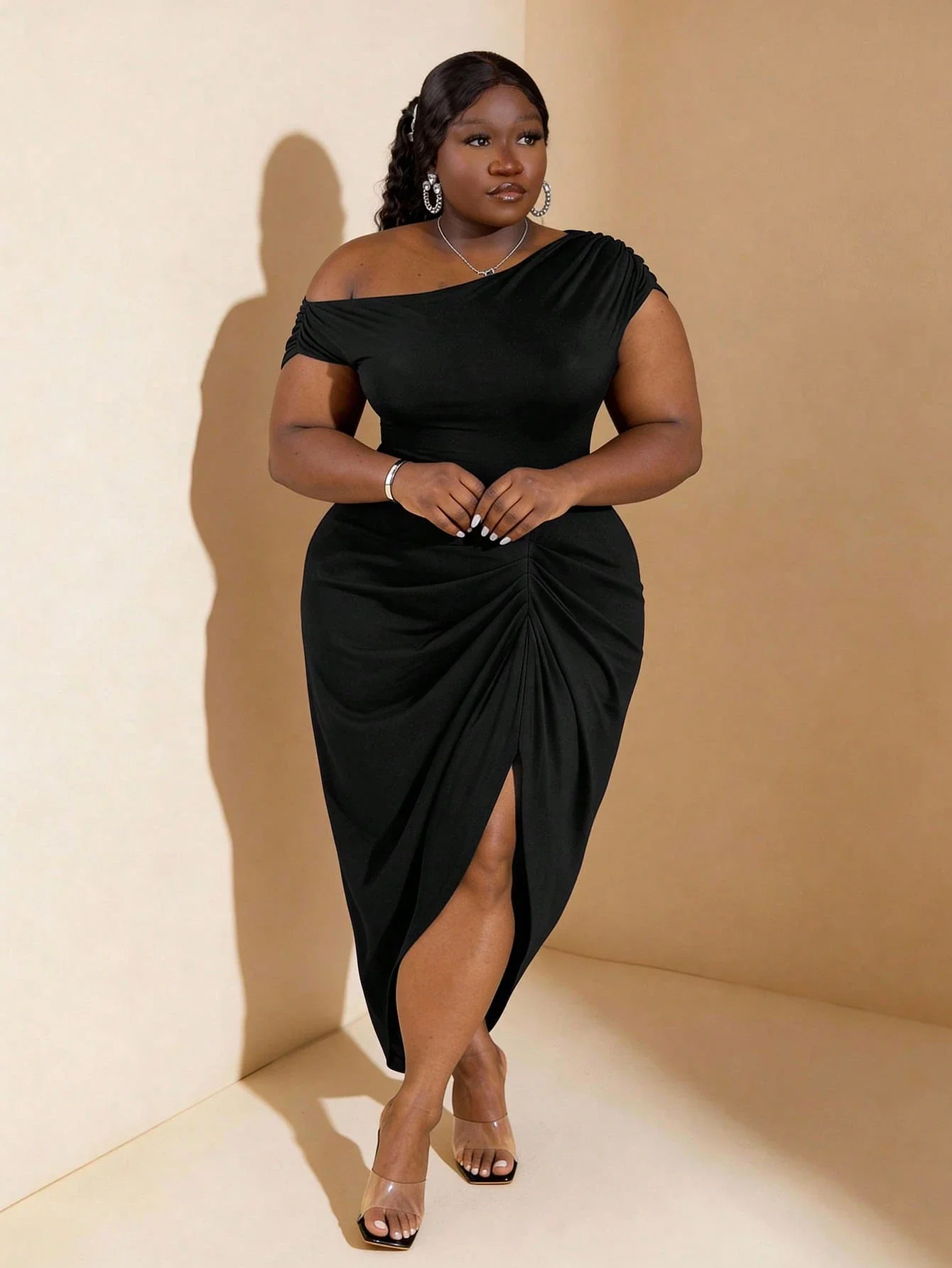 

Элегантное женское платье миди больших размеров с открытыми плечами, драпировкой и разрезом