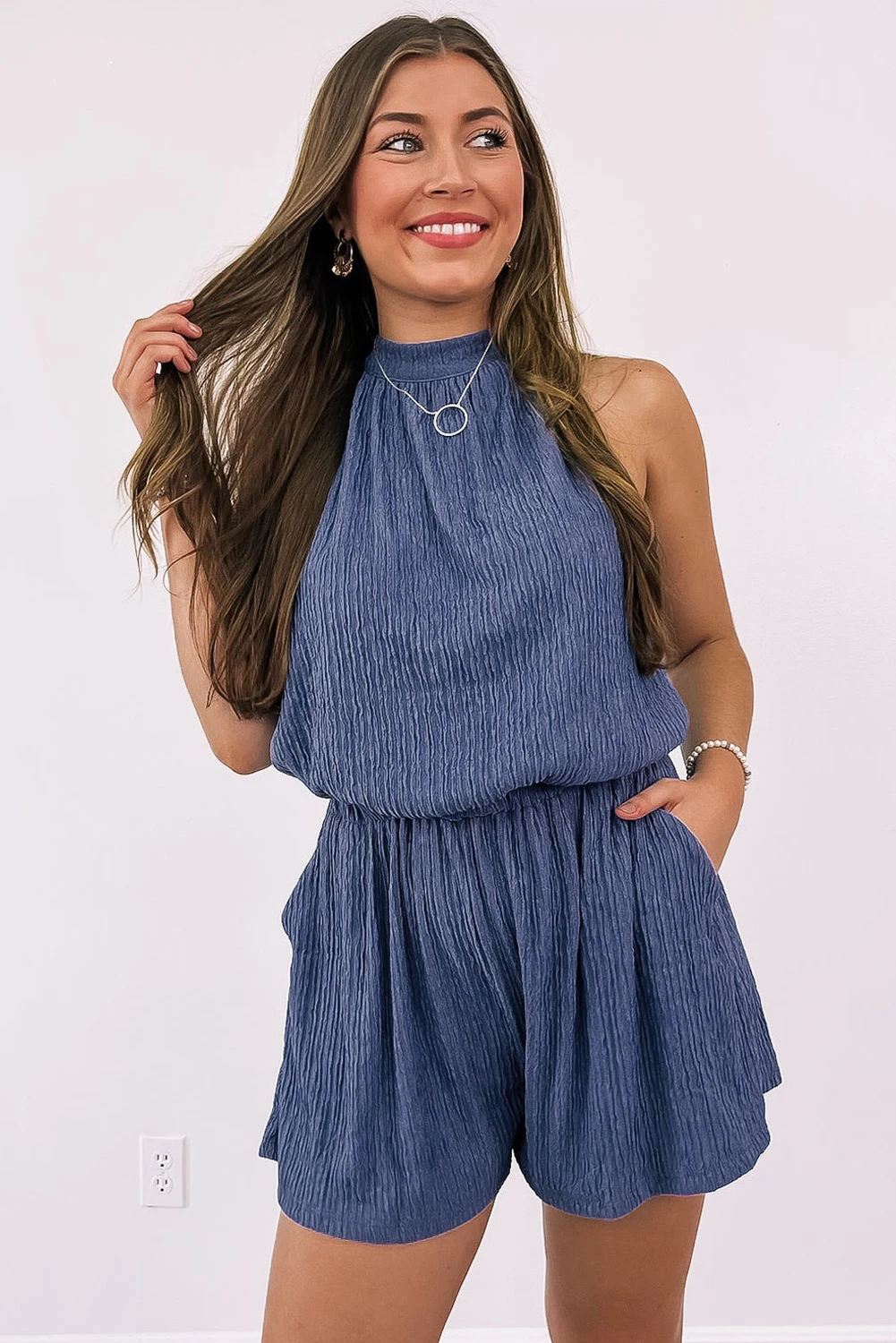 Alta Neck Crinkle texturizado Romper, nó azul volta, Romper