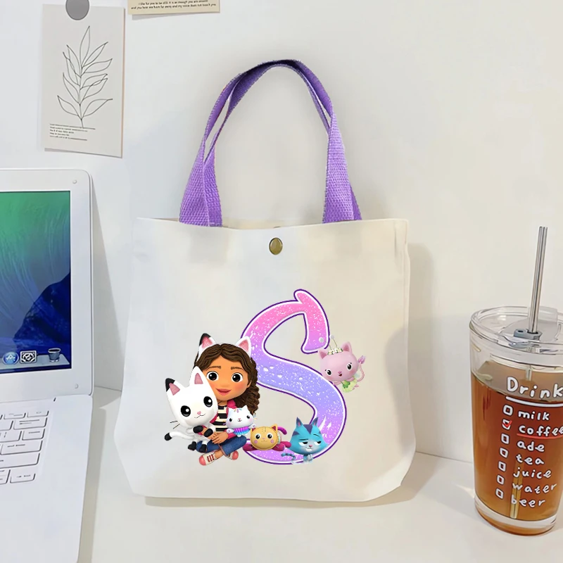 กระเป๋าถือผ้าแคนวาสลายการ์ตูนแมวน่ารัก ตัวอักษร A-Z สำหรับผู้หญิง ยี่ห้อ Gabbys Dollhouse ใช้ได้หลายแบบ ทั้งแบบถือและสะพาย สำหรับเดินทางและช้อปปิ้ง