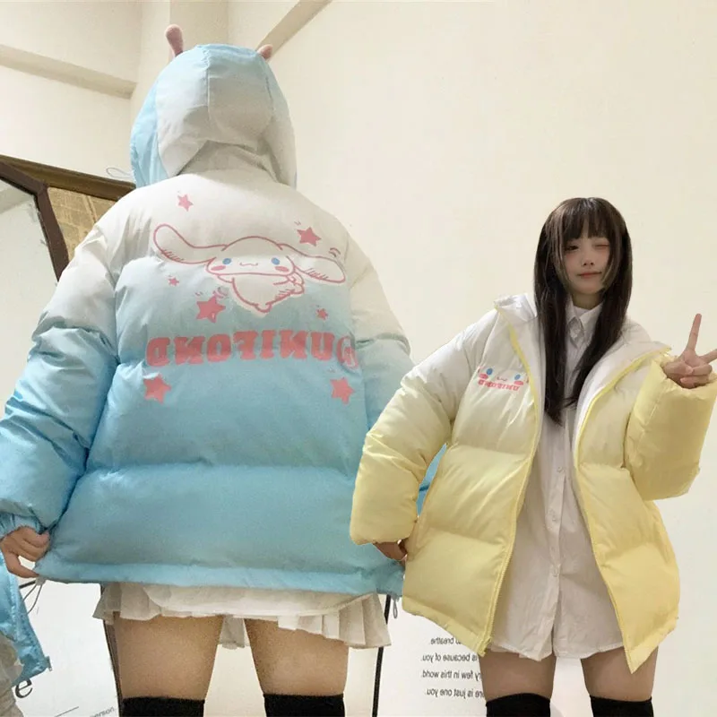 

Пуховик Sanrioed Cinnamoroll в стиле аниме Kawaii, студенческое зимнее утолщенное теплое пальто с героями мультфильмов для девочек, модное хлопковое пальто с капюшоном
