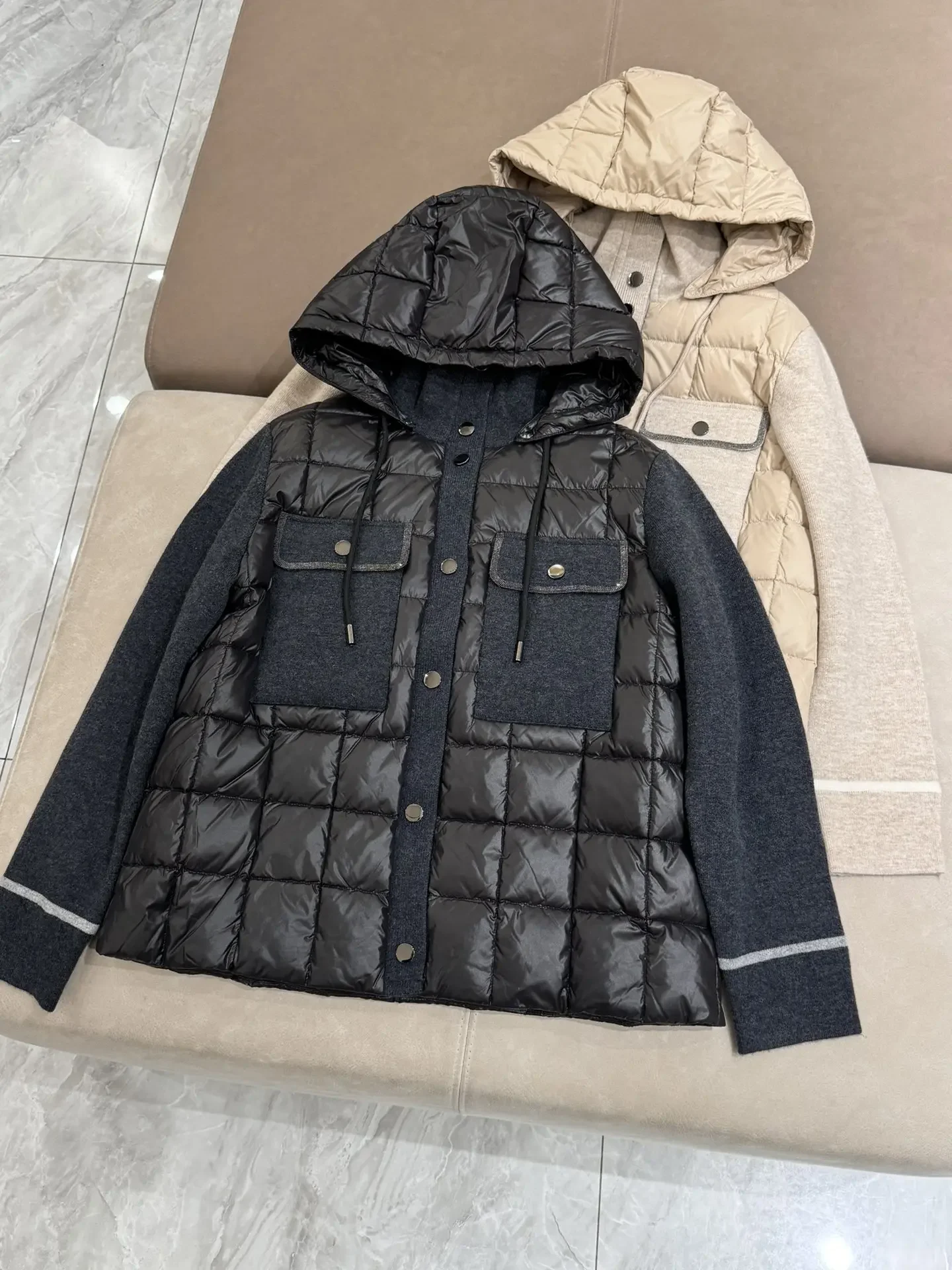 Cappotto in piuma d'oca da donna 2024 nuova giacca con cappuccio casual allentata con colletto staccabile con catena di perline autunno inverno