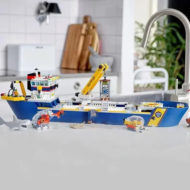 Nowy Model 2026 / Kompatybilny Zestaw Klocków Seria Miejska Klocki Statek Przygód Oceanicznych Mała Łódka Klatka dla Rekina Prezent dla Dzieci Zabawka