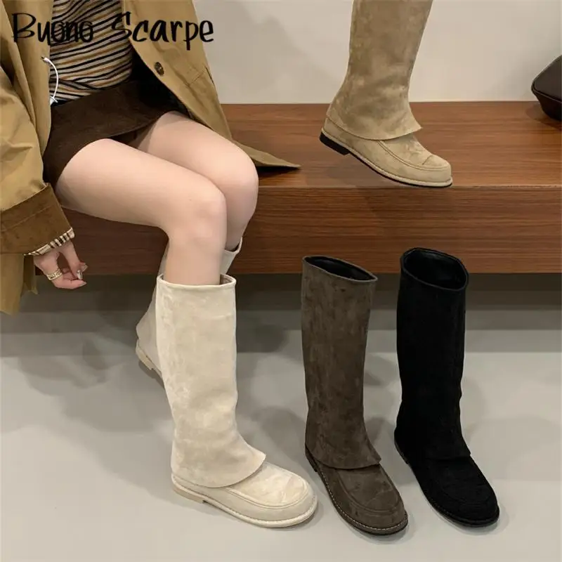 

Роскошные дизайнерские замшевые женские сапоги до колена с круглым носком, однотонные женские сапоги без шнуровки на низком каблуке, модная лаконичная обувь в стиле вестерн