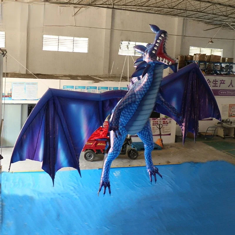 Aangepaste gigantische blauwe opblaasbare vliegende draak met vleugels hangend opblaasbaar dier voor Halloween-decoratie
