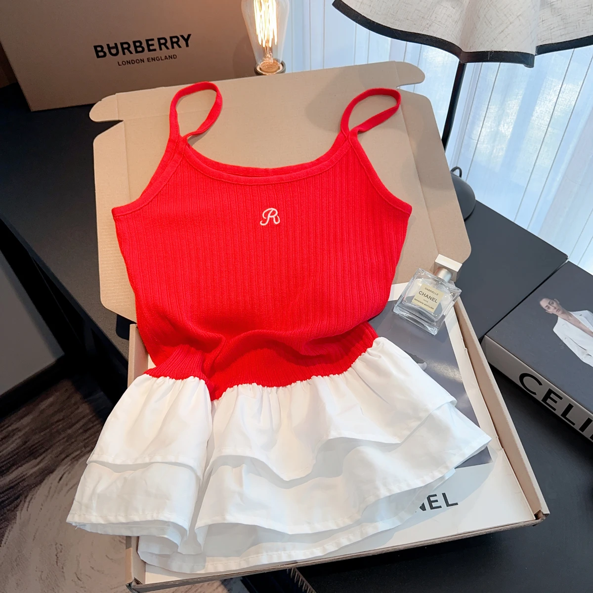 セクシーなフリルセーターベストトップス女性 2025 夏の手紙刺繍ノースリーブシックなニットスタイリッシュなファッションレディースジャンパーベスト