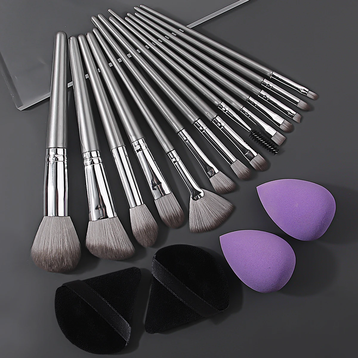 14 SZTUK miękkich pędzli do pudru, pędzel do różu, pędzel do cieni do powiek, zestaw pędzli do makijażu + 4 SZTUKI gąbeczek do makijażu, nieprzywierających do pudru, w kształcie jajka.