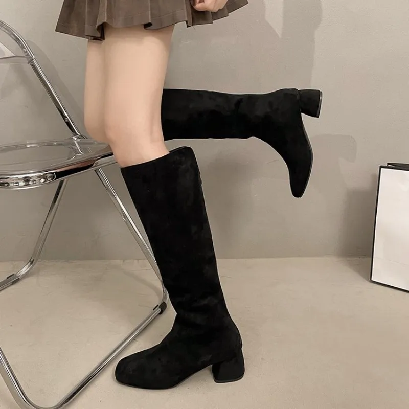Herbst/Winter Damen-Stiefel mit Rundem Zeh und Dicker Sohle - Elastisch - Rückseitiger Reißverschluss - Samt-Finish - Bequem und Warm - Absatz ist Übergroß – Detail 9