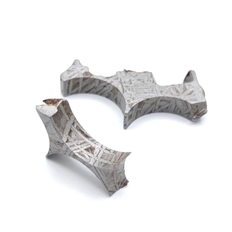 خردة / بقايا مجوهرات من الحديد النيزك، شريحة غير مقطوعة ذات شكل عشوائي مغسولة بالأحماض مع نمط Widmanstatten، مطلية بمضادة للأكسدة #2