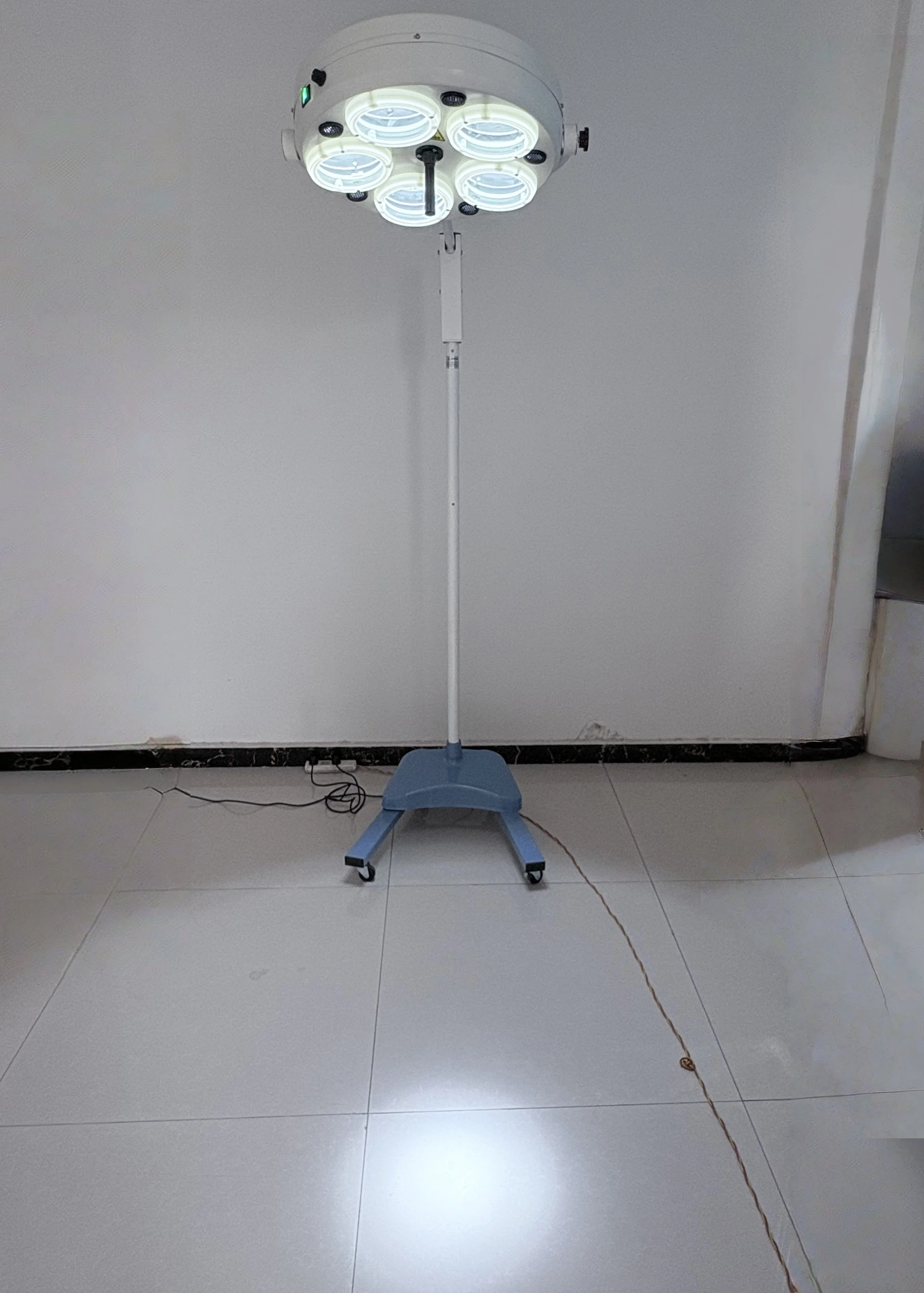 Hot Sale Hospital Equipment Vertical LED Lamp Veterinary Portable Mobile Operating Theatre Lights - Image 5