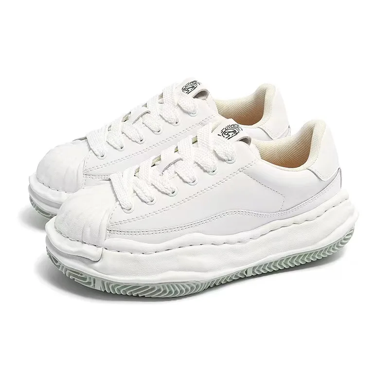 

Белые кроссовки с уникальным низким дизайном, массивной тающей подошвой, в стиле скейт-культуры