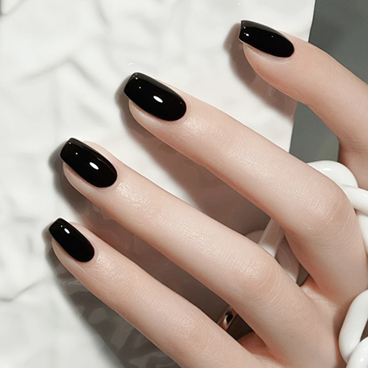 Faandin 7ml*1 Bottle, Classic Black, White, Solid Color Gel Nail Polish, Very Classic Colors, Versatile for Everyday Use, Rich Color, Long-Lasting and Wear-Resistant, a Must-Have Color for Nail Enthusiasts, Easy to Apply at Home, Essential for Photoshoots, Dates, and Salons, Nail Salon-Specific Gel Polish