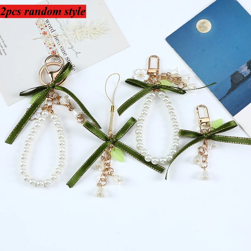 2pcs Random Style Creative Green Ribbon Flower-shaped Fake Pearl Car Keychain Pendant Chain Headphone Case Cover Packaging Decor