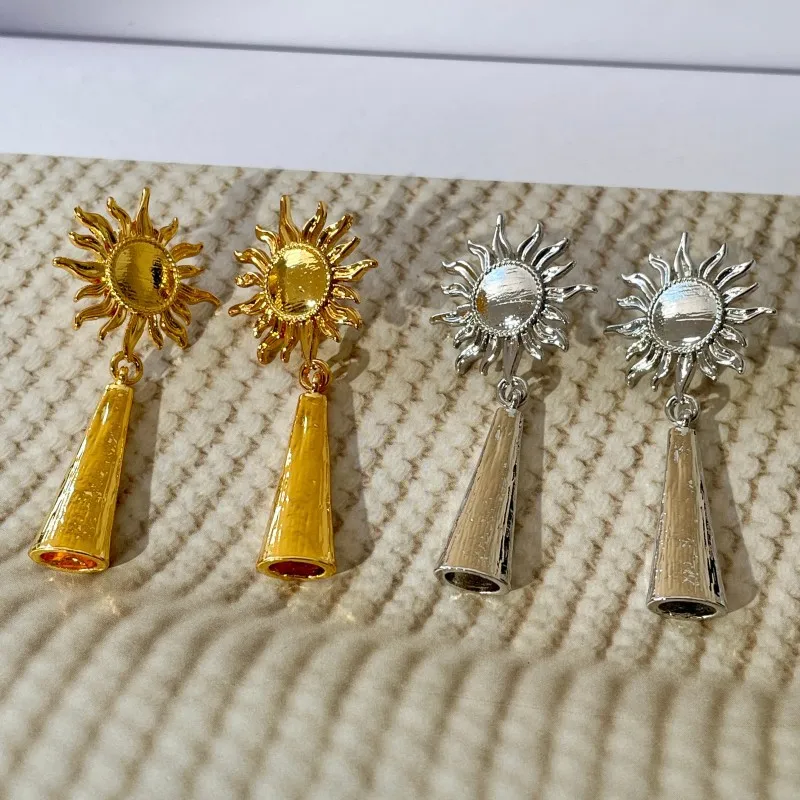 Retro gold sun fringed earrings niche design light luxury medieval earrings advanced temperament cold wind stud earrings