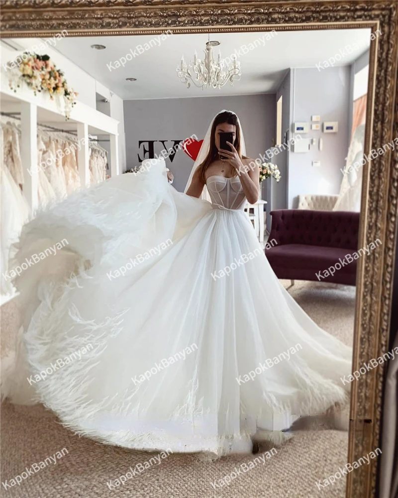 Abiti da sposa principessa gonfi con piume Abiti lunghi in tulle A Line Sweetheart senza maniche Abiti da sposa Boho Abiti da festa di nozze 2023