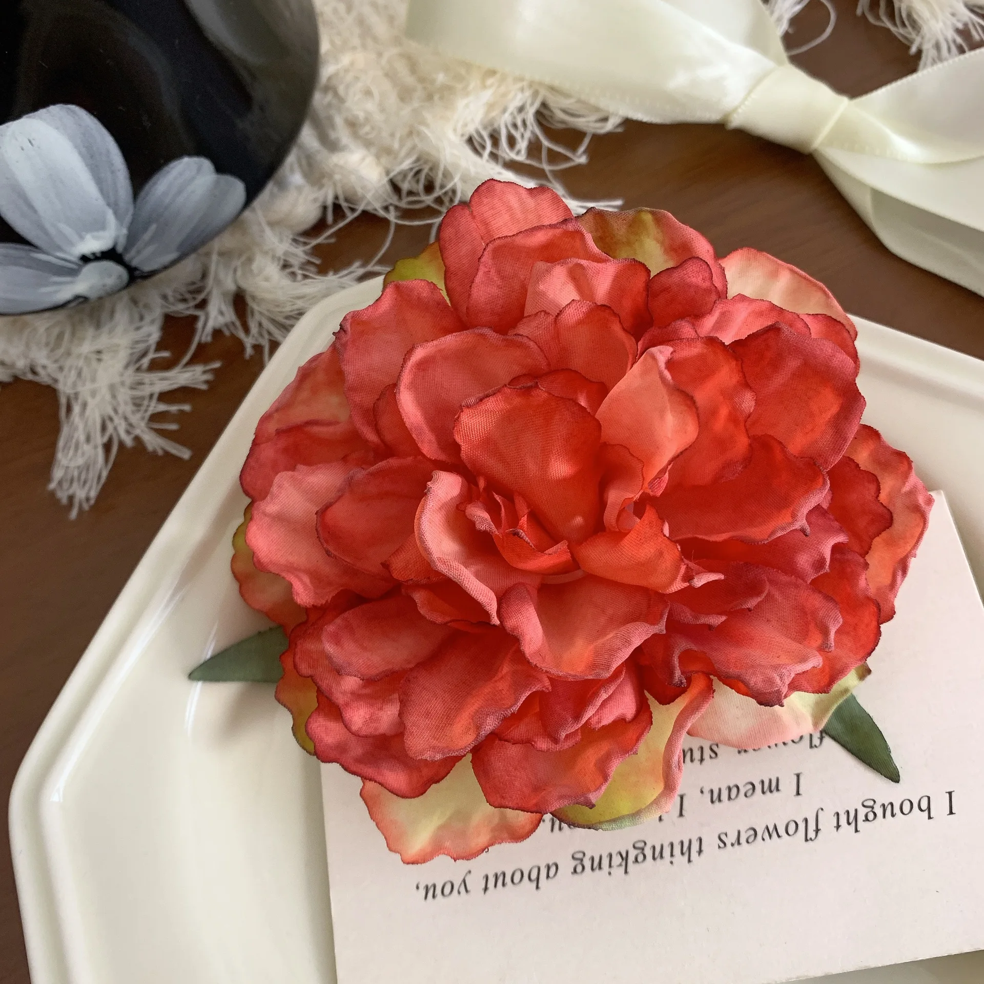 1 Stück Damen-Haarspange mit künstlicher Pfingstrose und Kamelie, große Haarspange im Resort-Stil, Entenschnabel-Clip, seitliche Blumen-Haarspange, Haarschmuck, Kopfschmuck – Detail 7