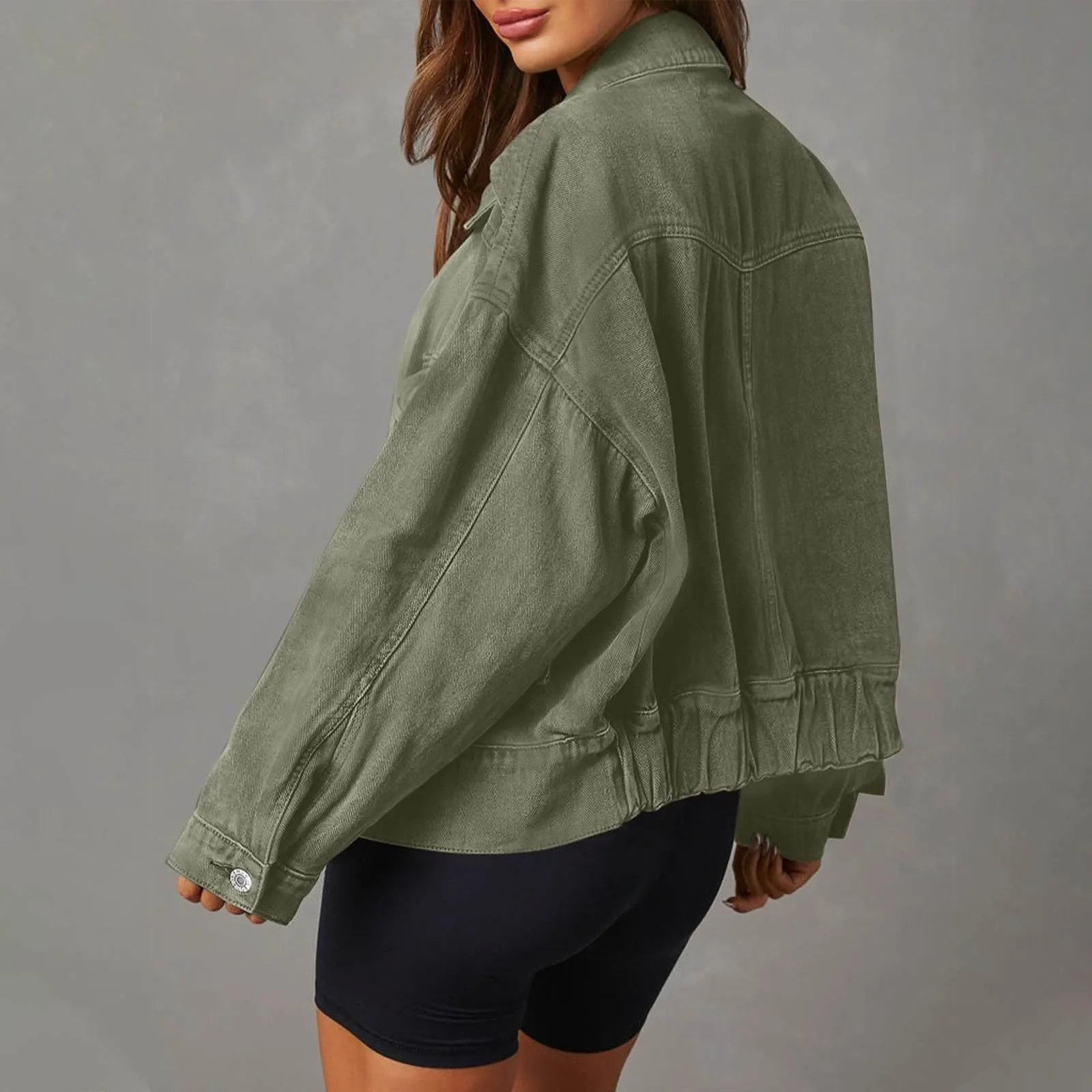 سترات الدنيم للنساء سترة سائق الشاحنة العصرية مع جيب بلون سادة سترة الدنيم فضفاضة معطف الخريف طويلة الأكمام الدنيم