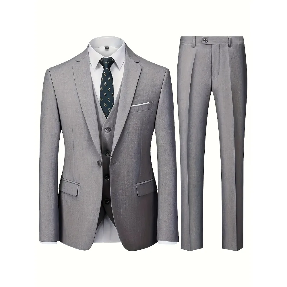 ชุดสูทเบอร์กันดีแบบสามชิ้นทรงเข้ารูป พร้อมเสื้อกั๊กแบบกระดุมแถวเดียว ผลิตจากผ้าผสมคุณภาพพรีเมียม เหมาะสำหรับงานแต่งงาน งานกาล่าดินเนอร์ และงานพิธีการ