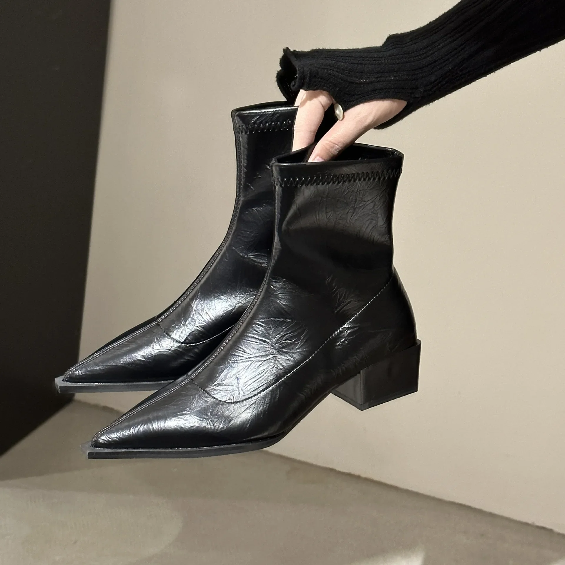 2026 Damen Spitze Stiefeletten mit mittelhohem Absatz, Spitze Leder Sexy Chelsea Boots, Trendiges Design, Winter Pumps, Designer Kurze Stiefel für Damen – Detail 4