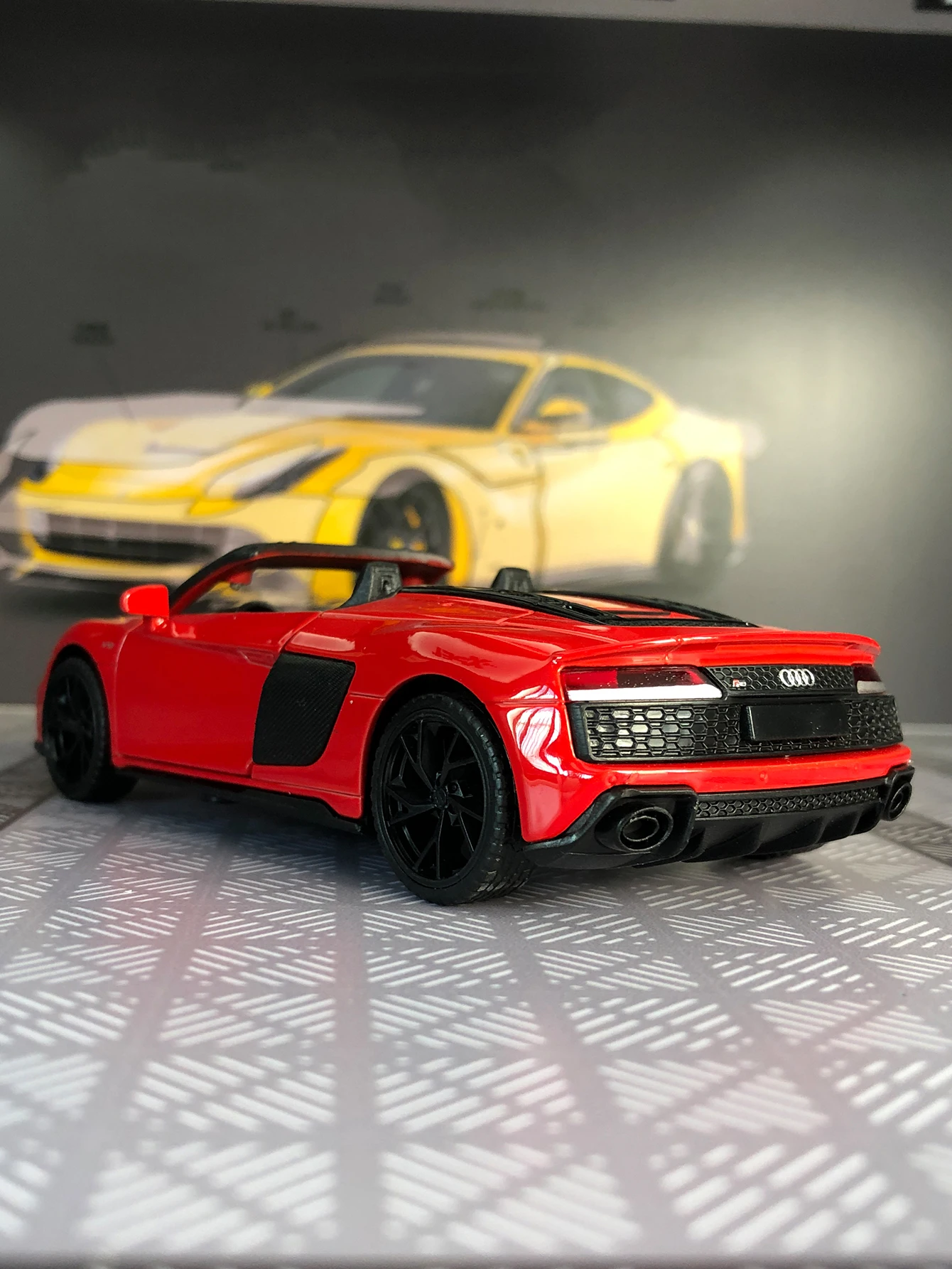 1:32 AUDI R8 V10 Legierungs-Rennwagenmodell, die Autotür kann geöffnet werden, kann als Geburtstagsgeschenk an Freunde gegeben werden