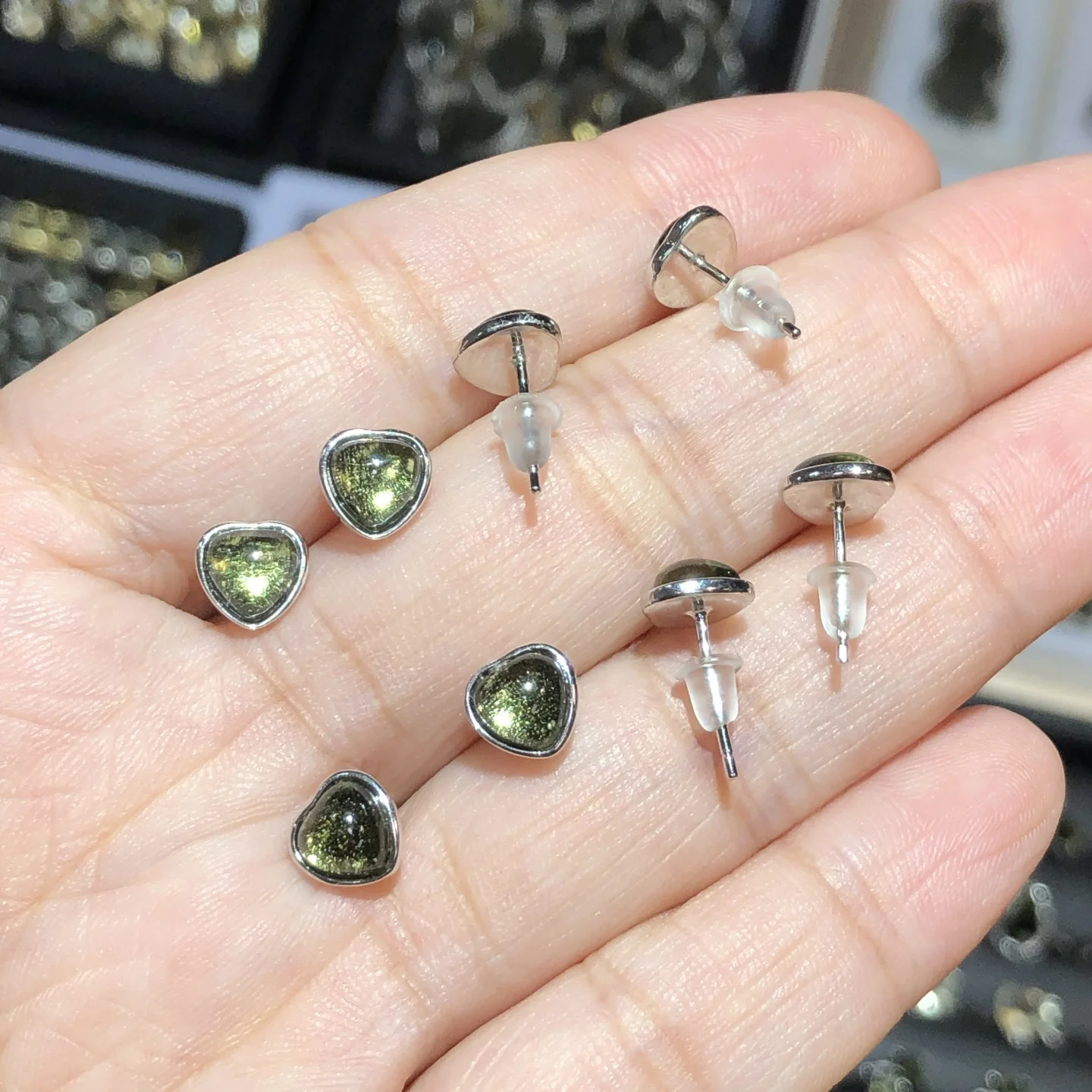 1 قطعة Fengbaowu الطبيعية مولدافيت قرط على شكل قلب 925 فضة شكل قلب حجر الريكي أحجار استشفاء مجوهرات هدية الرجال النساء