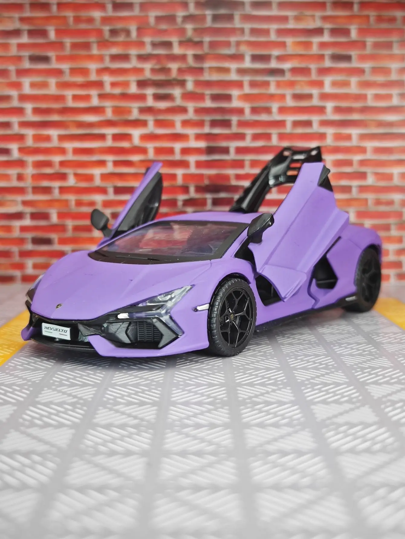 1:32 simulation Lamborghini alloy car model with doors and trunk that can be opened, sound and light feedback, supercar car view 2