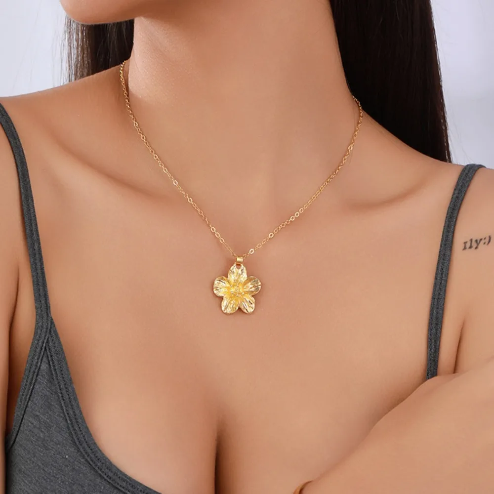 Fashion Simple Metal Wrinkled Flowers Pendant Necklace for Women Charm Temperament Clavicle Chain Party Gift Jewelry Accessories
