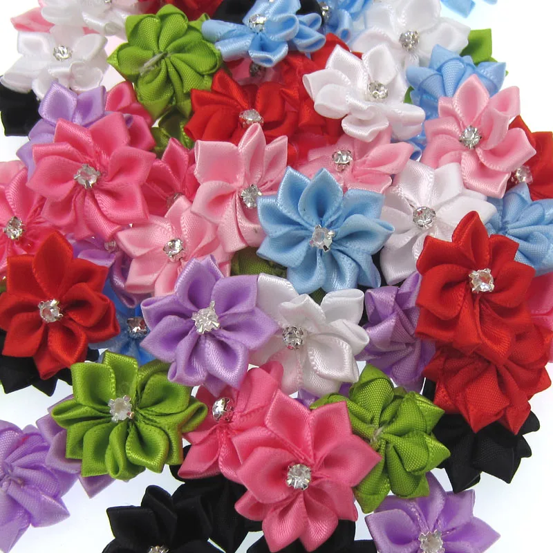 40Pcs 웨딩 바느질을 위한 흰색 라인스톤이 있는 수제 새틴 패브릭 꽃 DIY 공예 아플리케 2.8cm