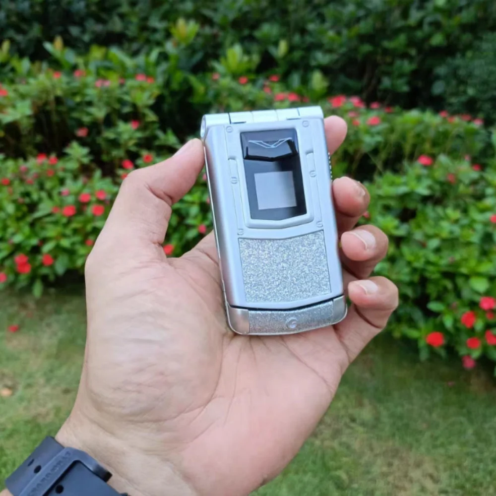 V77 Ayxta GSM CellPhone 2.4inches MTK Dual SIM Dual Standby Flashlight Music Player Bluetooth Flip Mobile Phone