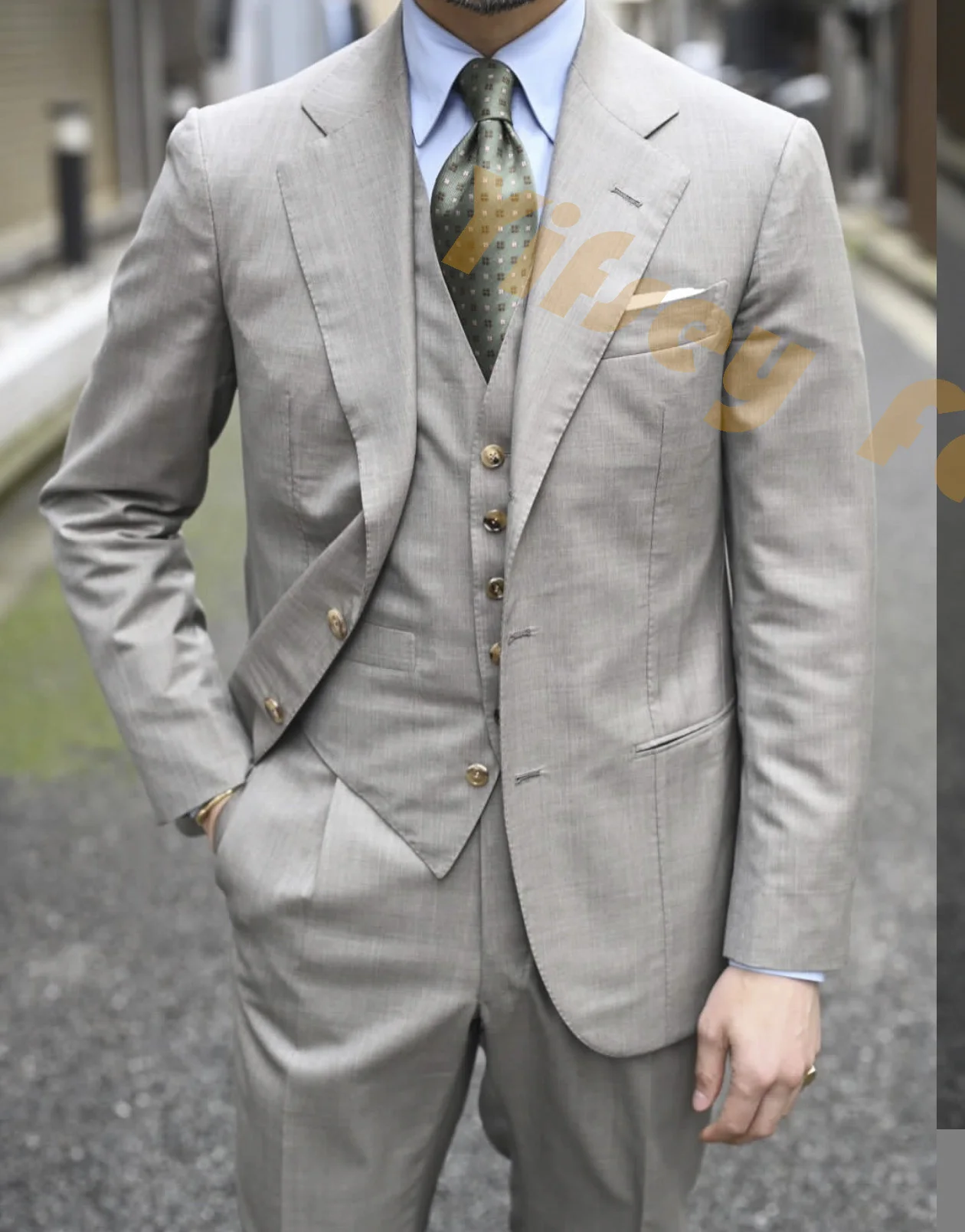

Светло-серый мужской костюм-тройка для свадьбы и торжественных мероприятий: пиджак, жилет, брюки. Индивидуальный пошив, люксовый бренд, приталенный крой.