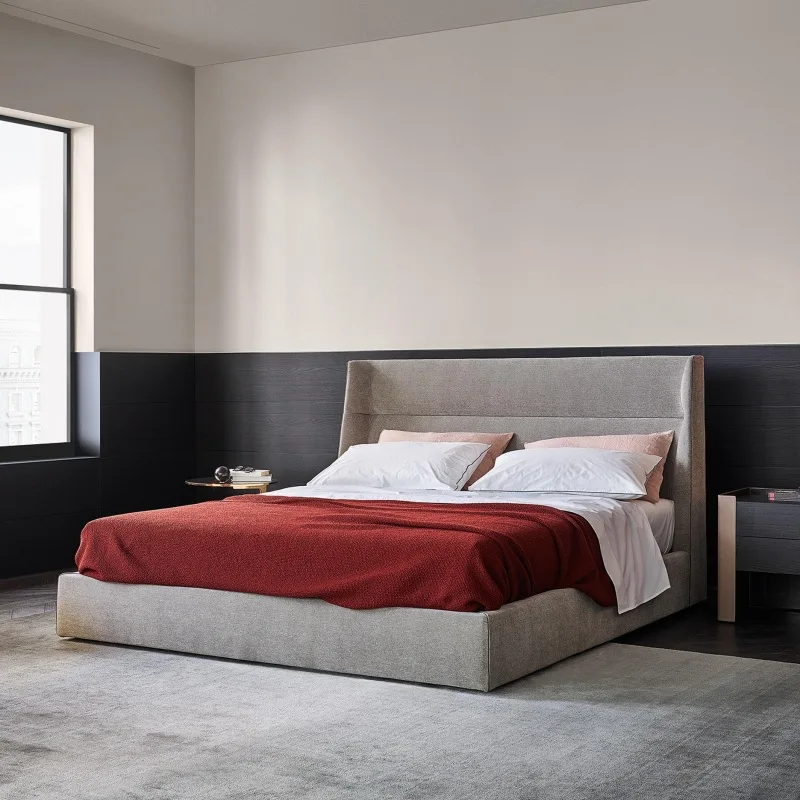 غرفة نوم رئيسية ناعمة ومثبتة وحديثة وبسيطة وسرير أرضي كريمي